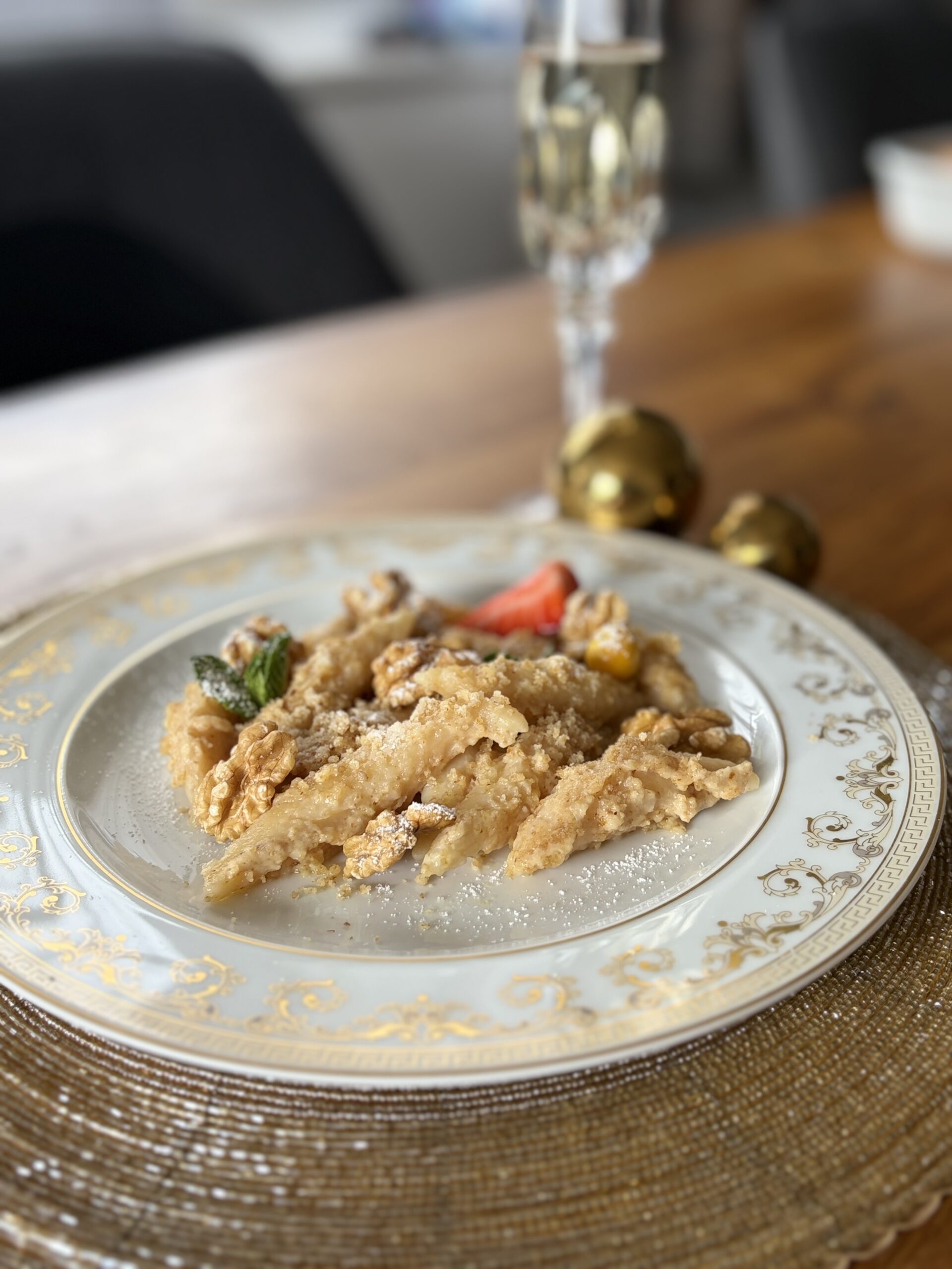 Veredelte Schupfnudeln mit Glas Champagner.